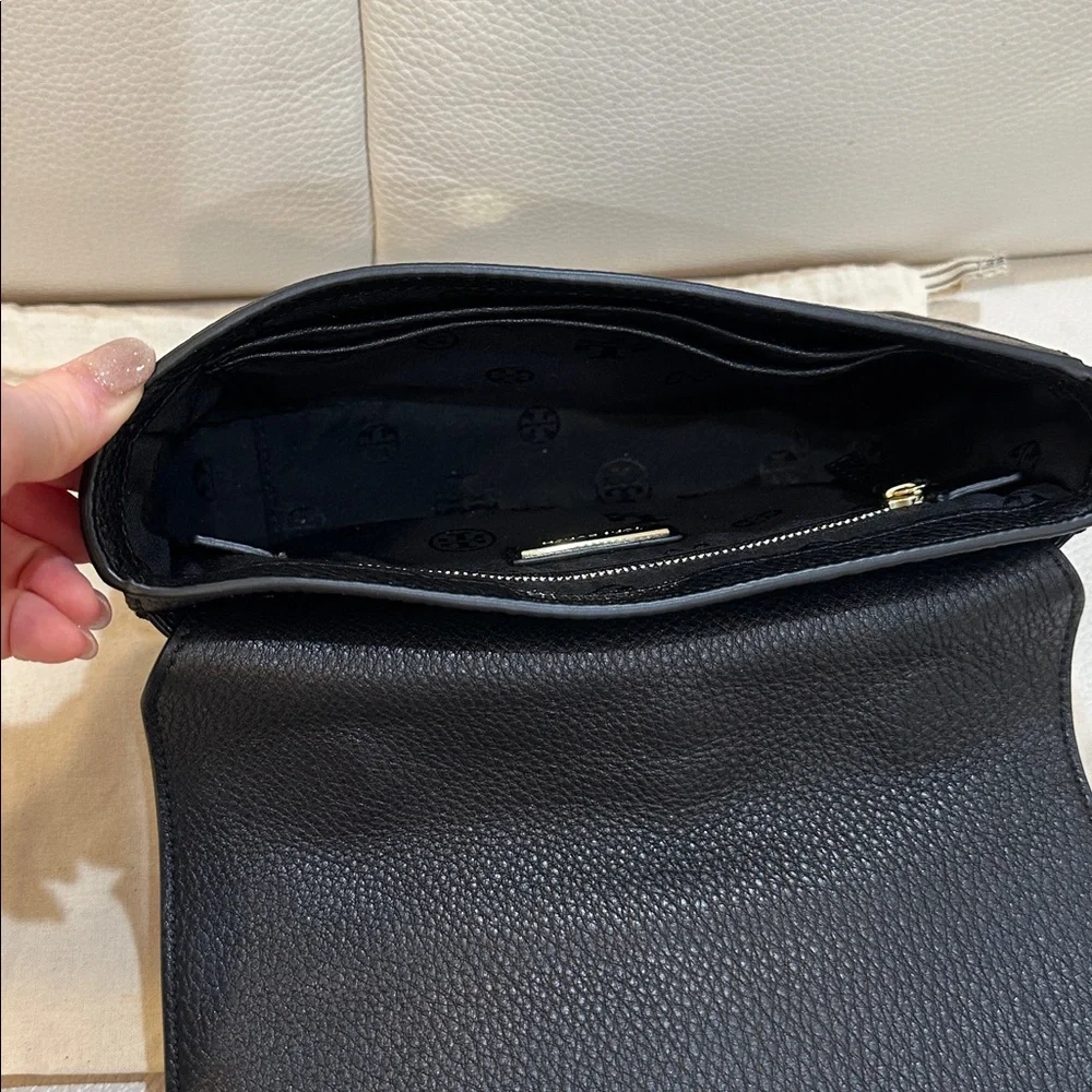 Tory Burch Logo Crossbody/Shoulder Black Pebbled Lather Bag withAdjustable Chain